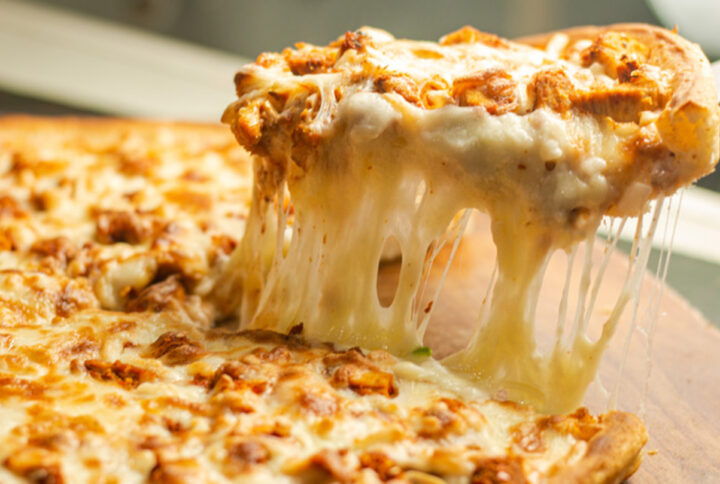 از موزارلا تا گرویر: کدوم پنیر برای پیتزای شما مناسب‌تره؟